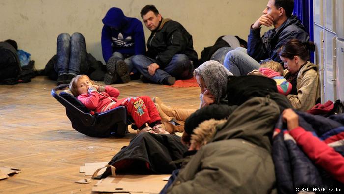 Flüchtlinge aus dem Kosovo lagern in einer Bahnhofshalle in Budapest (Foto: Reuters)
