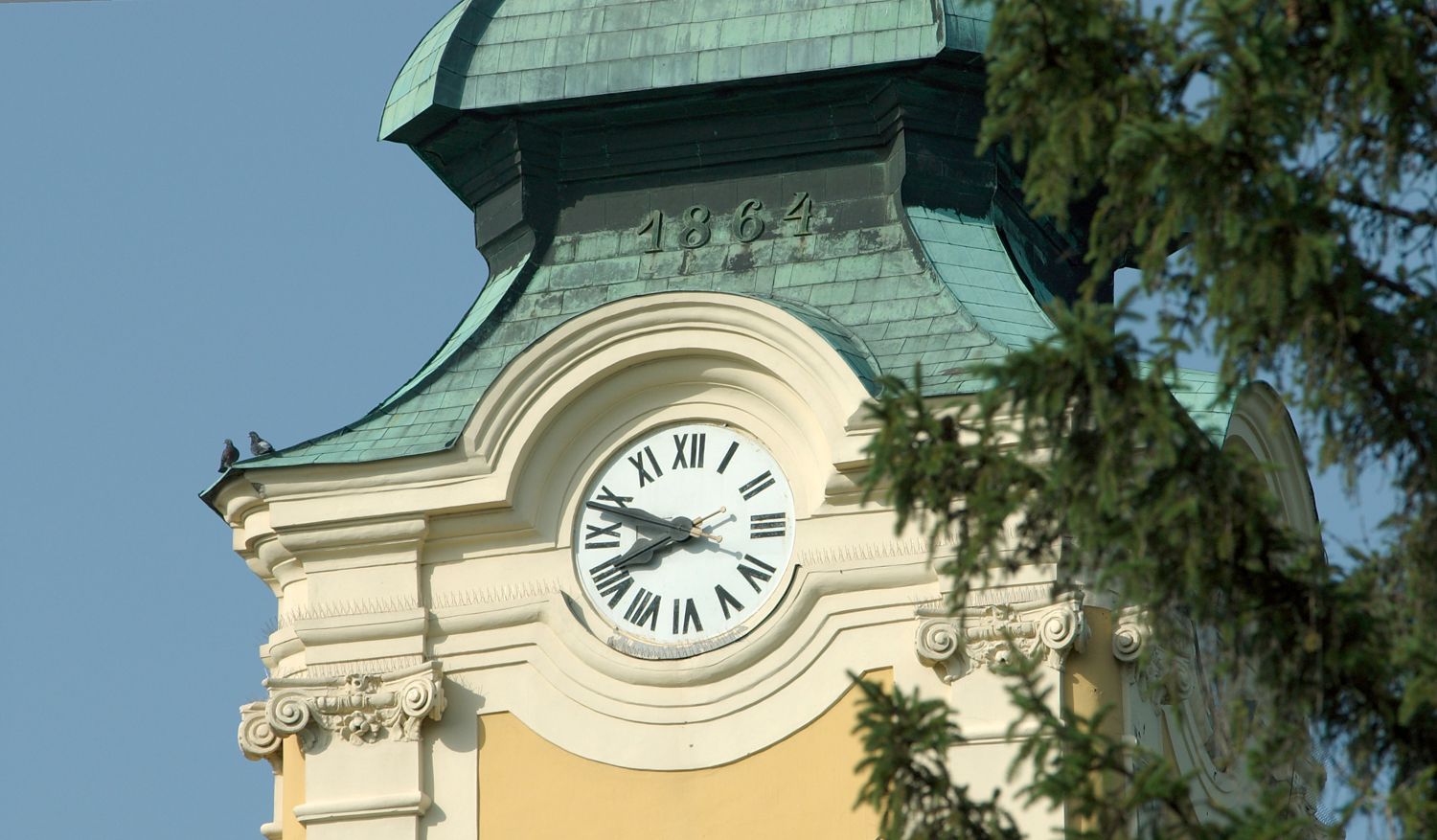 A belváros nevezetessége a 18. századi késő barokk katolikus templom.