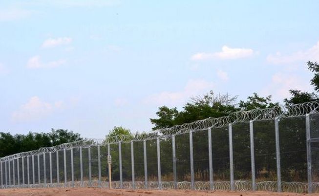 Az újonnan épülő kerítés Magyarország és Szerbia határán Mórahalom közelében. (Kép: Segesvári Csaba / AFP)