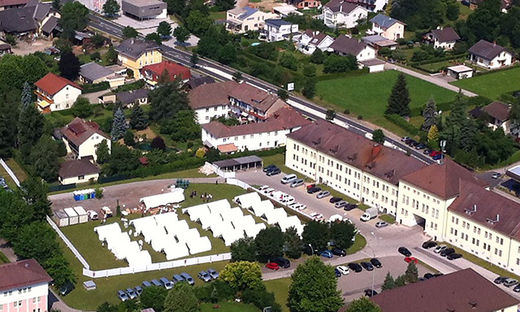 A karintiai Krumpendorf rendőr-laktanyájának udvarán 240 meneklült számára rendeztek be ideiglenes szálláshelyet. (© Kleine Zeitung/Schimanz)