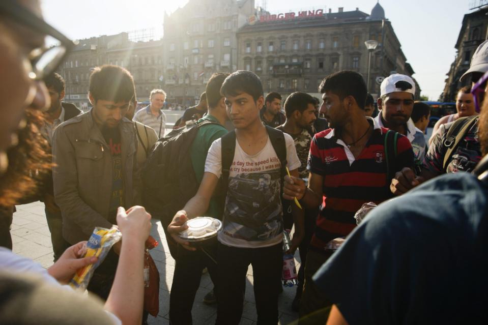 Ételt osztanak a budapesti Keleti pályaudvarnál a menedékkérőknek. (Kép: Balogh László, MTI/AP)