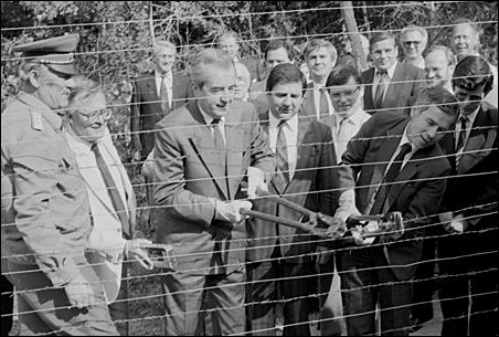 Ünnepélyes vasfüggönybontás 1989. június 27-én a magyar-osztrák határon.
