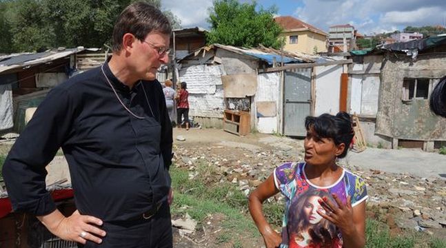 Woelki bíboros érsek tényfeltáról úton a Balkánon. (Kép: Die Zeit.)