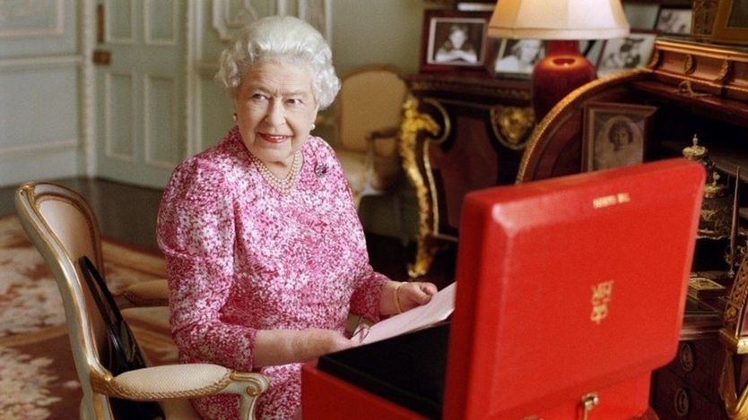 Mary McCartney felvételén a királynő hivatalos iratok tanulmányozása közben látható a Buckingham-palotában.