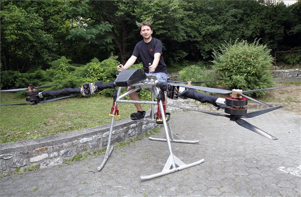 A drónbicikli a Népszava felvételén.