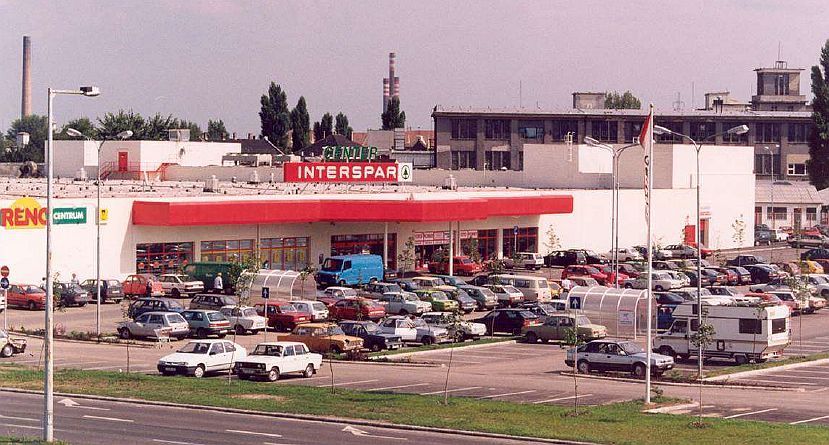 Húsz évvel ezelőtti felvétel: megnyílt az ország első Interspar hipermarketje a Győri Textilművek helyén.