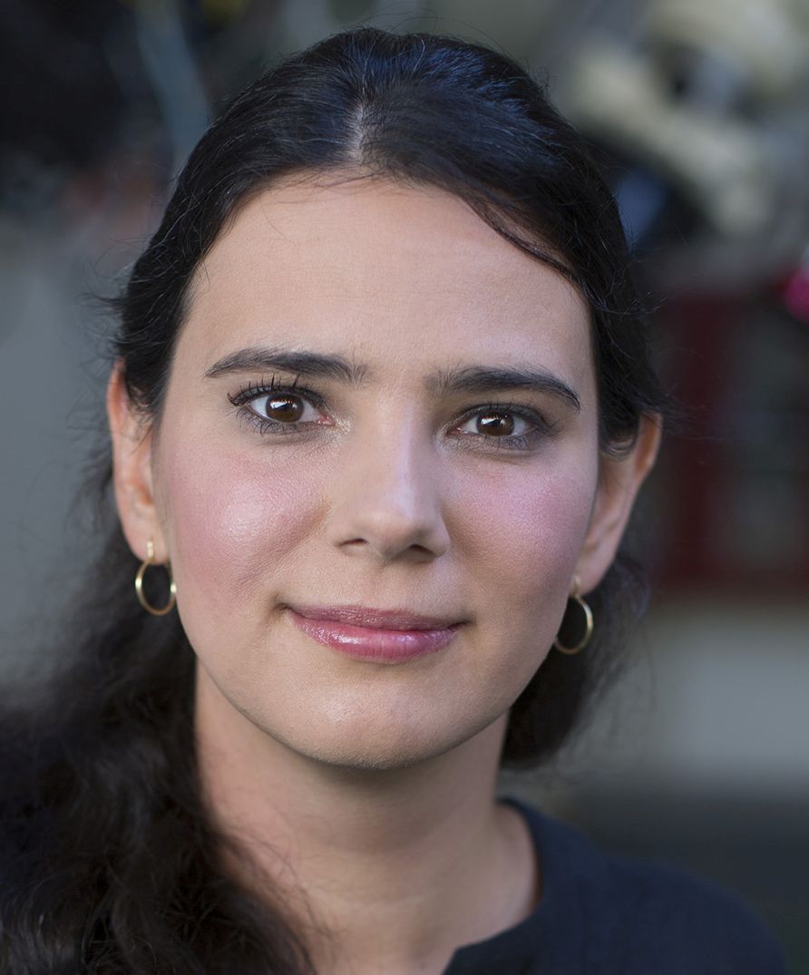 Dr. Kóspál Ágnes.