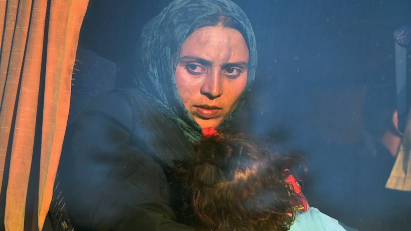Menekült anya a gyermekével a horvát-magyar határon. Kép: Die Zeit / Jeff J. Mitchell / Getty Images