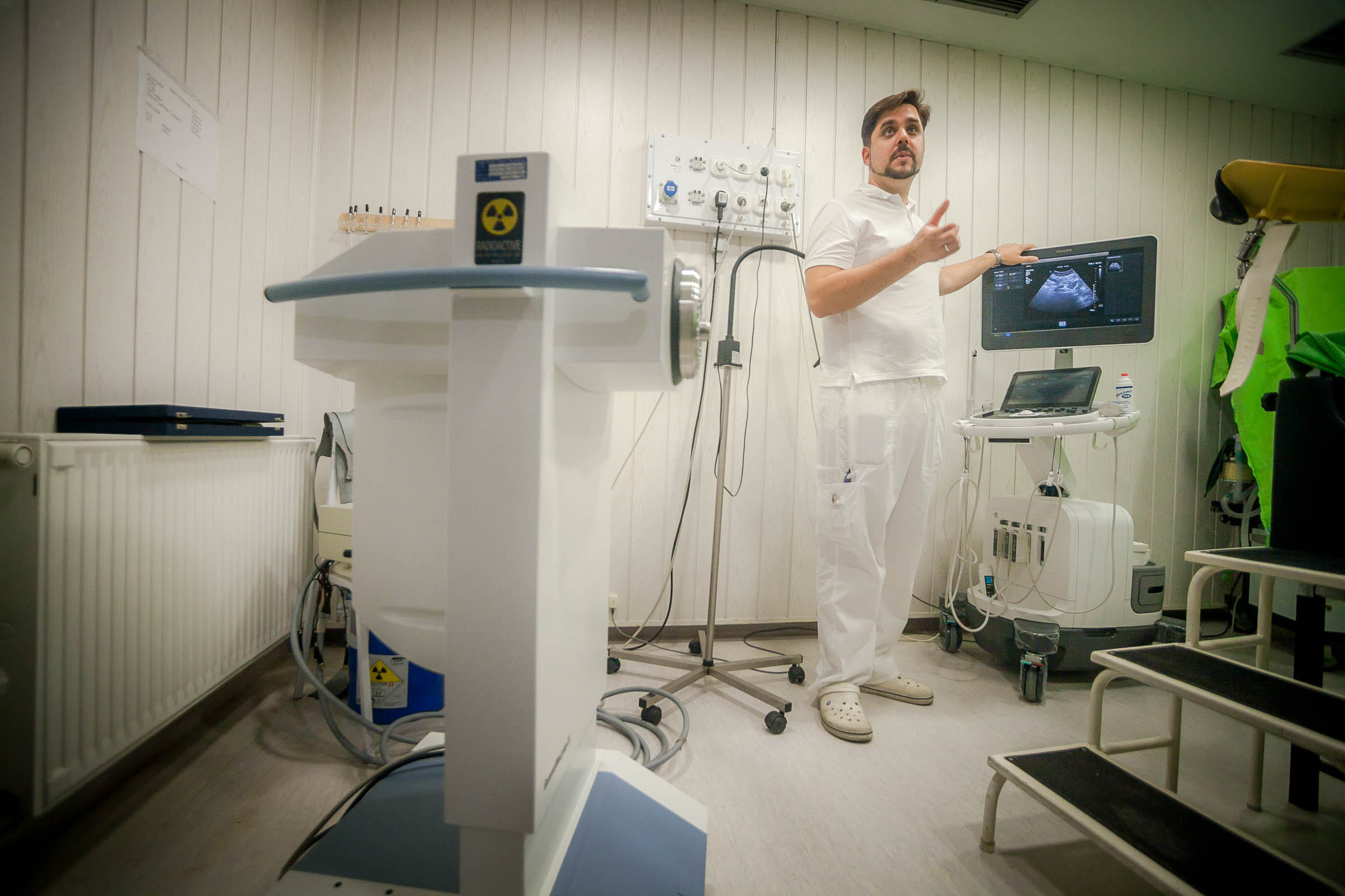 Lőcsei doktor az új berendezéssel.
