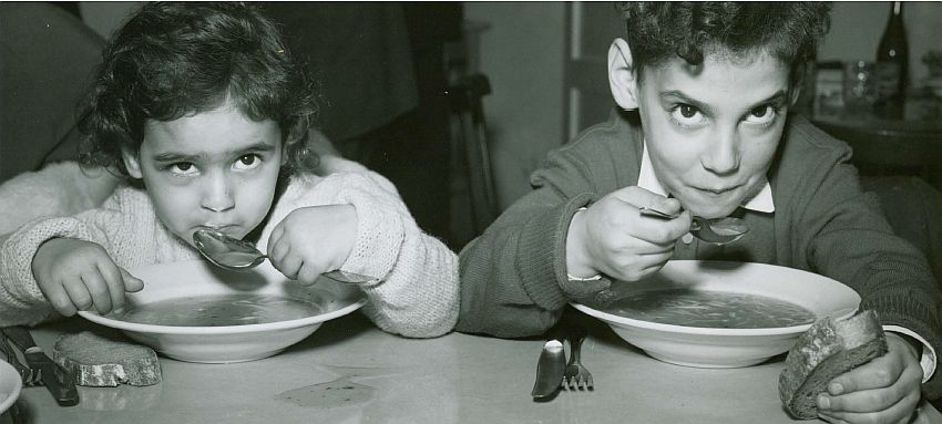 Magára ismer-e két kis 56-os magyar, Klein Judit és Klein László? Még egy ebéd osztrák földön, mielőbb Amerikába repítené őket sorsuk.