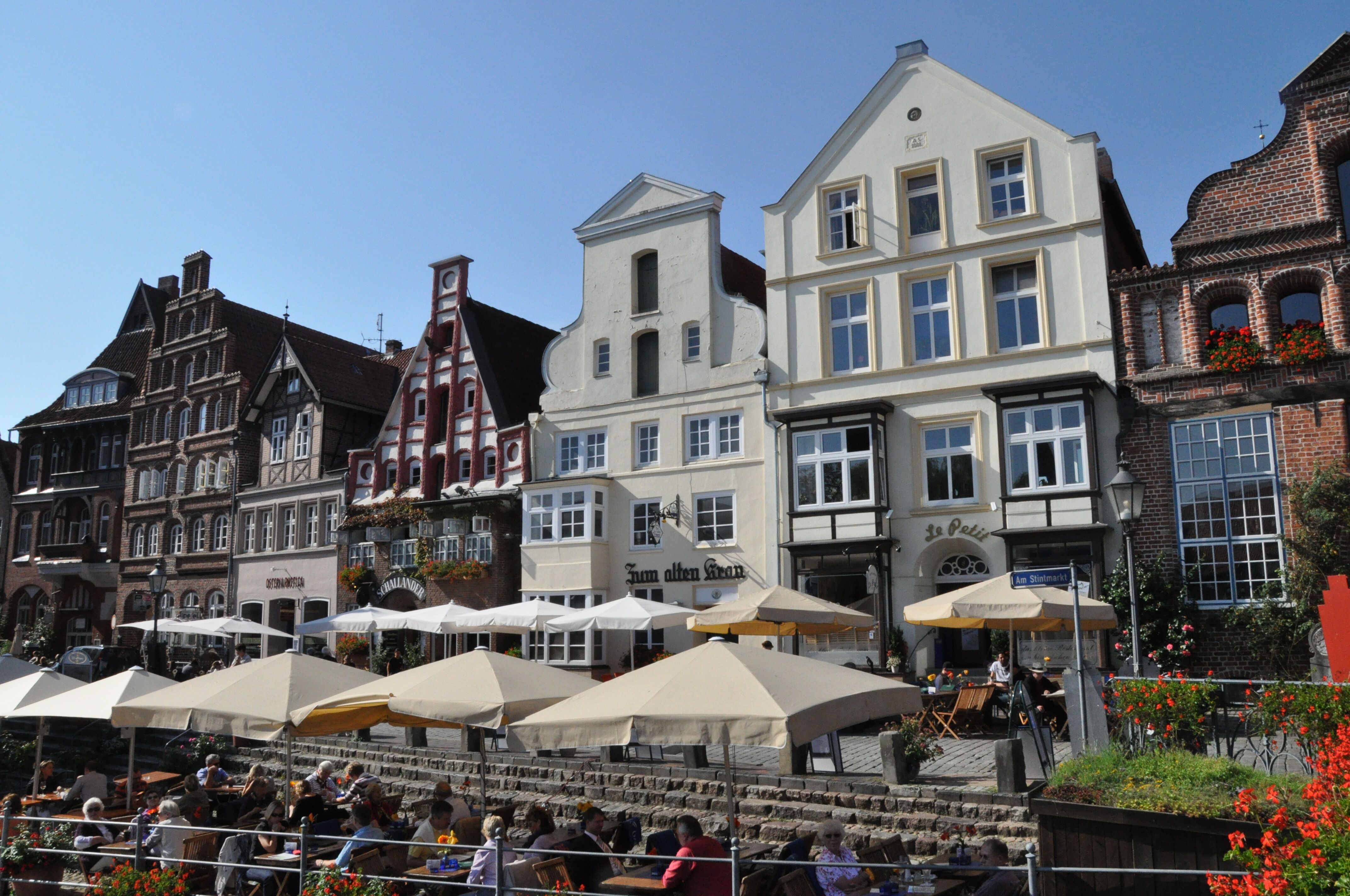 A romantikus víziváros a gasztronómiájáról híres.