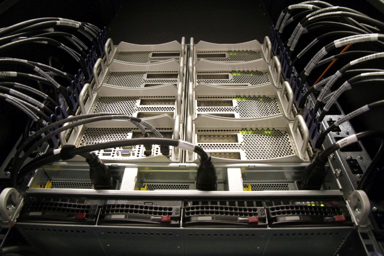 A Miskolci Egyetemre telepített, a 3,2 milliárd forintos uniós keretből vásárolt   szuperszámítógép az egyetem számítóközpontjában 2015. október 13-án. )MTI Fotó: Vajda János)