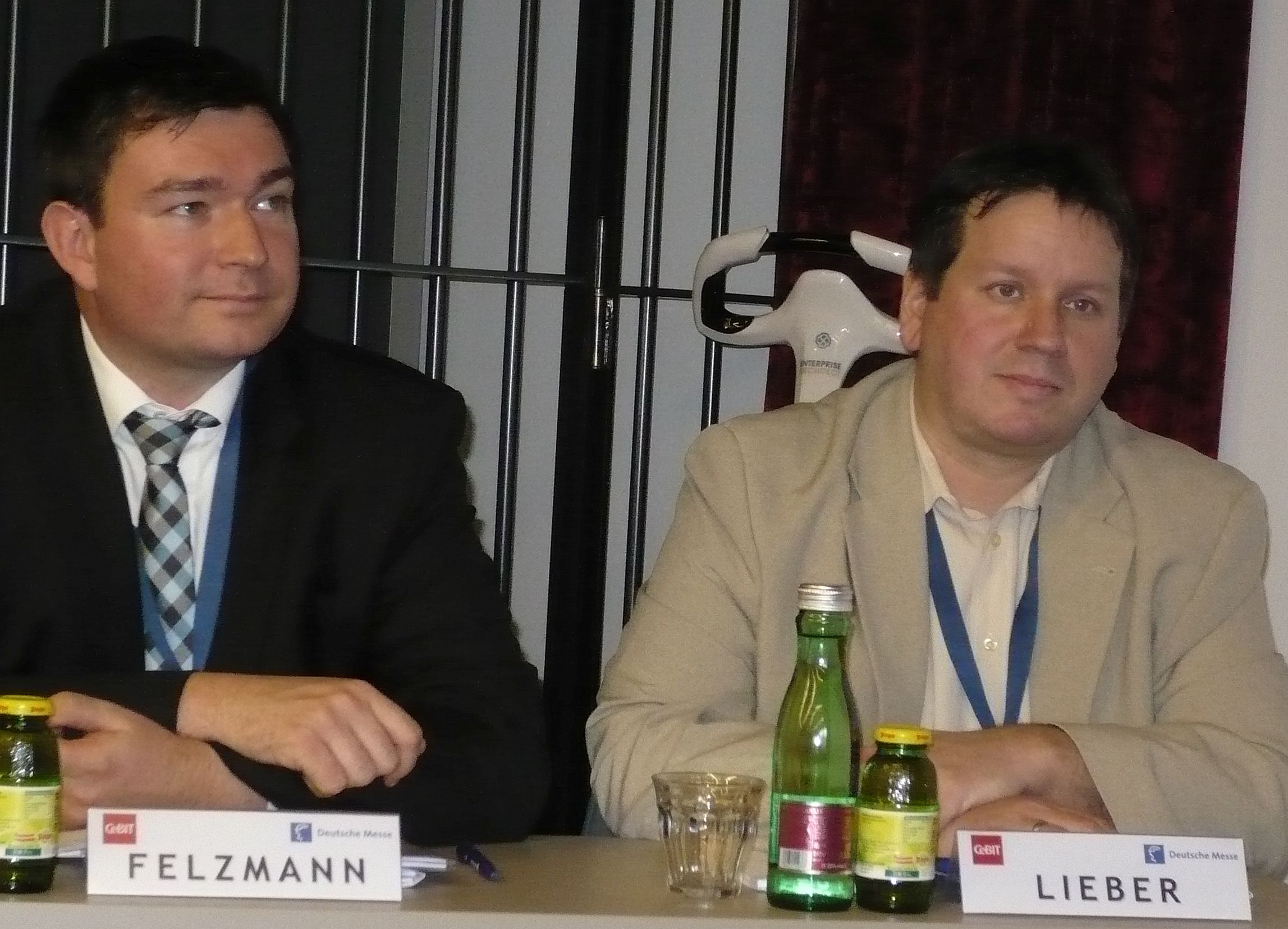 A bécsi sajtótájékoztató két előadója: Marius Felzmann, a CeBIT/Deutsche Messe AG rangidős elnökhelyettese és Peter Lieber, az Osztrák Szoftveripari Szövetség (VÖSI) elnöke.