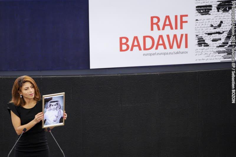 Ensaf Haidar férje, a kitüntetett Raif Badawi képével.