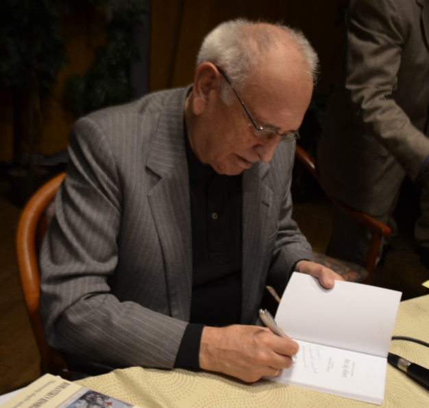 Baranyi Ferenc dedikál.