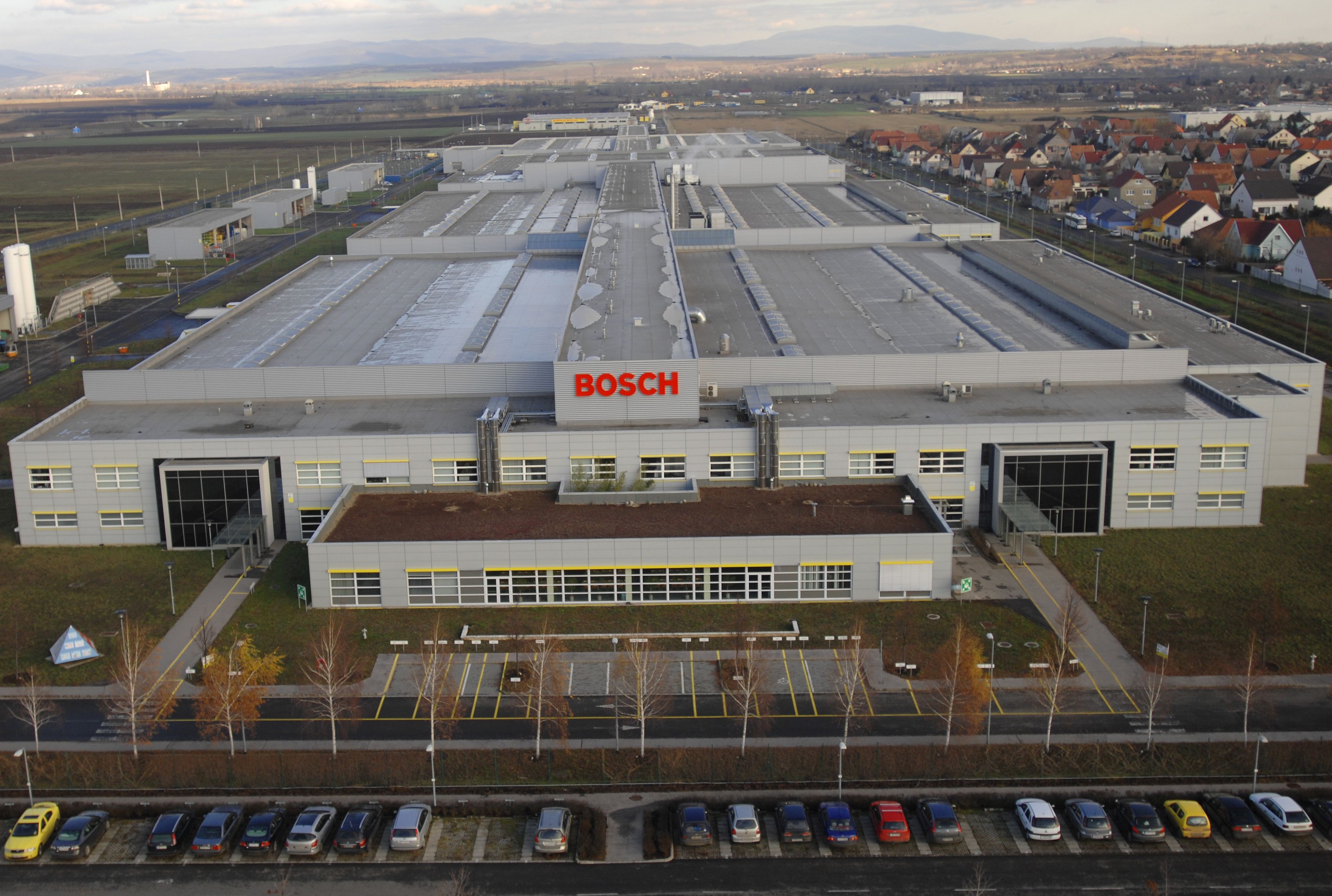 Bosch-gyár Hatvanban: ameddig a szem ellát.