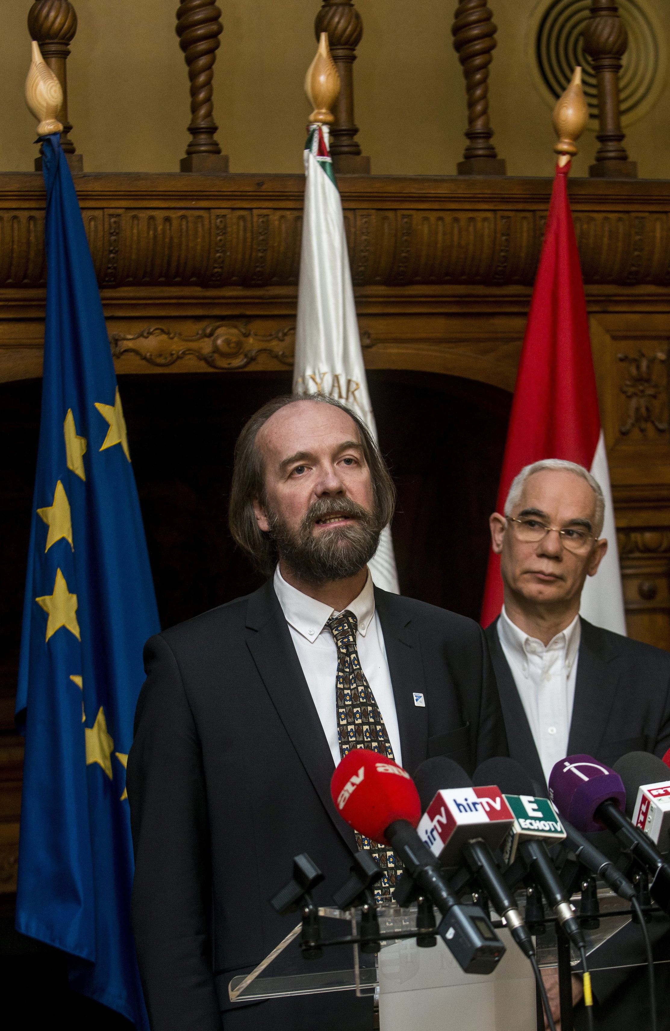 Horváth Péter, a győri Révai Miklós Gimnázium igazgatója, a Nemzeti Pedagógus Kar elnöke (b) és Balog Zoltán, az emberi erőforrások minisztere sajtótájékoztatót tart tárgyalásuk után az Emberi Erőforrások Minisztériumában január 23-án. (MTI Fotó: Marjai János)