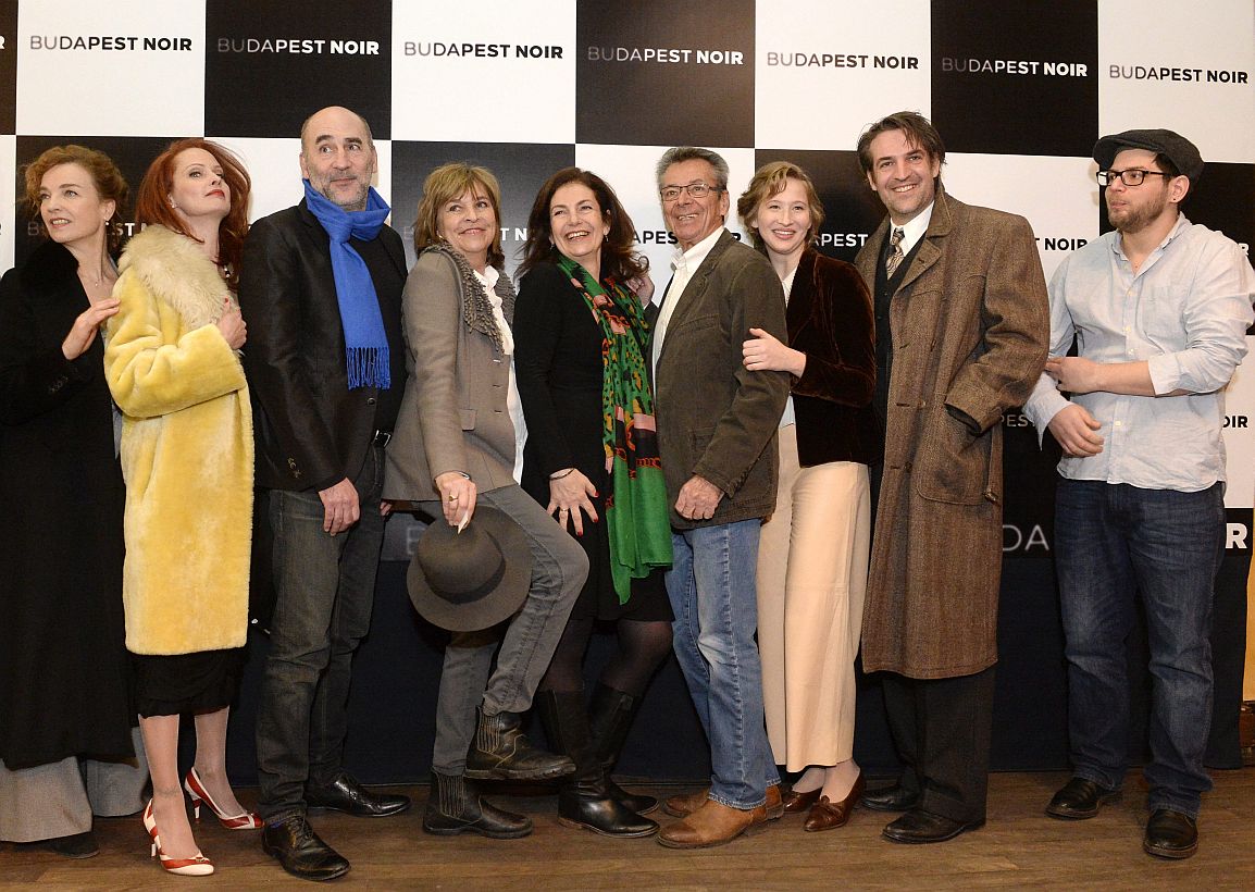 Gárdos Éva rendező (b4), Kemény Ildikó producer (k), Ragályi Elemér operatőr (j4), Kováts Adél (b), Dobó Kata (b2), Kulka János (b3), Tenki Réka (j3), Kolovratnik Krisztián (j2) színészek és Pater Sparrow (Verebes Zoltán) látványtervező a Budapest Noir című film sajtótájékoztatóján a Centrál Kávéházban 2016. január 20-án. (MTI Fotó: Kovács Tamás)