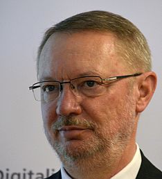 Csernai László.