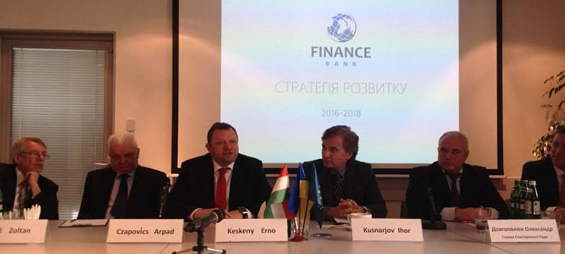 Sajtótájékoztató a kijevi Finansz Bankban Keskeny Ernő nagykövet részvételével. (Kép: Ruszlan Csornij)
