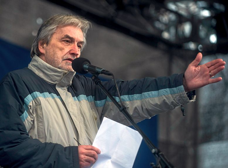 Mendrey László, a Pedagógusok Demokratikus Szakszervezetének (PDSZ) elnöke felszólal a pedagógusok tüntetésén a budapesti Kossuth téren 2016. február 13-án. A Pedagógusok Szakszervezetének demonstrációjához 48 szervezet csatlakozott. (MTI Fotó: Marjai János)