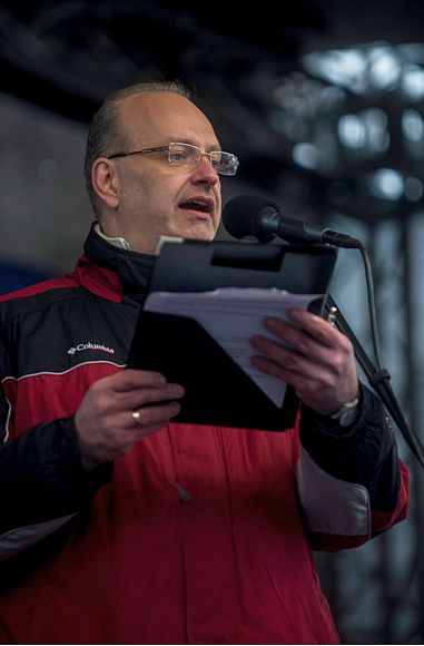 Pilz Olivér tanár, a miskolci Herman Ottó Gimnázium közalkalmazotti tanácsának elnöke felszólal a pedagógusok tüntetésén a budapesti Kossuth téren 2016. február 13-án. A Pedagógusok Szakszervezetének demonstrációjához 48 szervezet csatlakozott. (MTI Fotó: Marjai János)