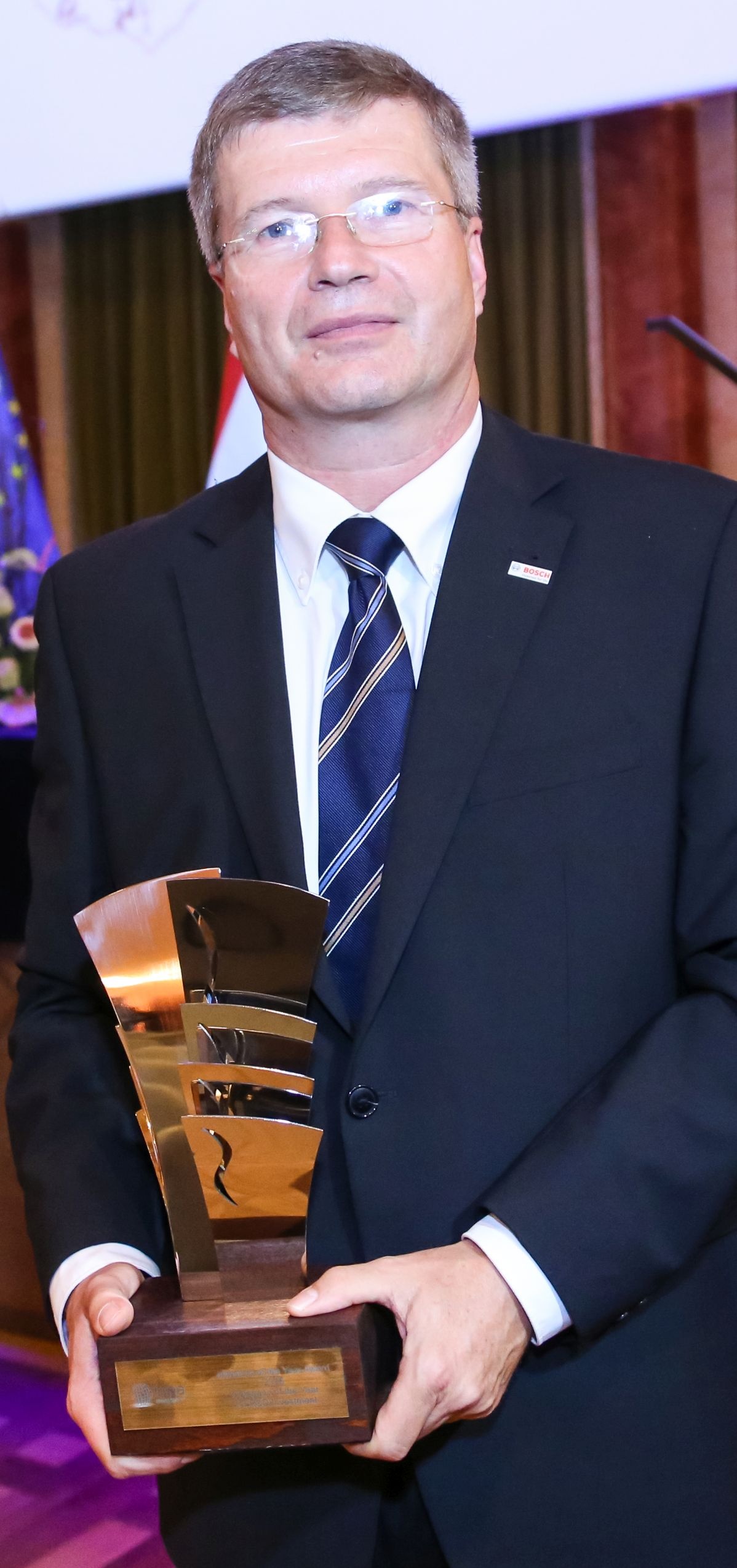 Oliver Schatz, a Bosch Budapesti Fejlesztési Központ vezetője a frissen odaítélt díjjal.