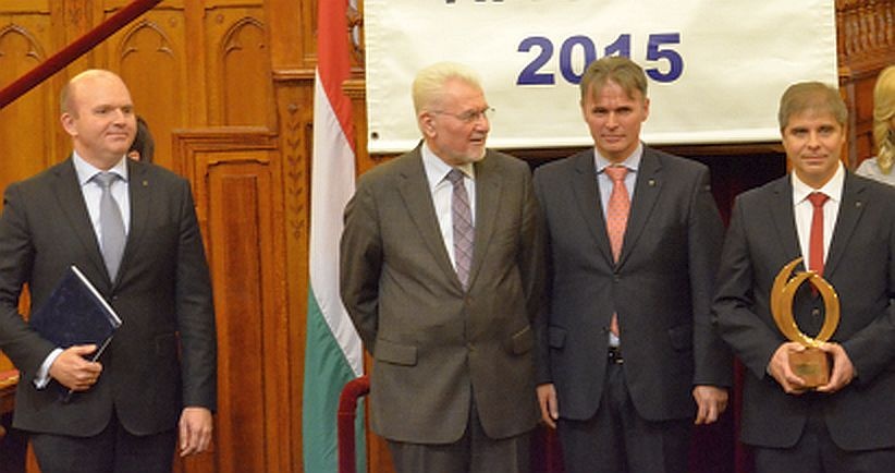 A nagydíjasok egy csoportjac Pálinkás Józseffel.