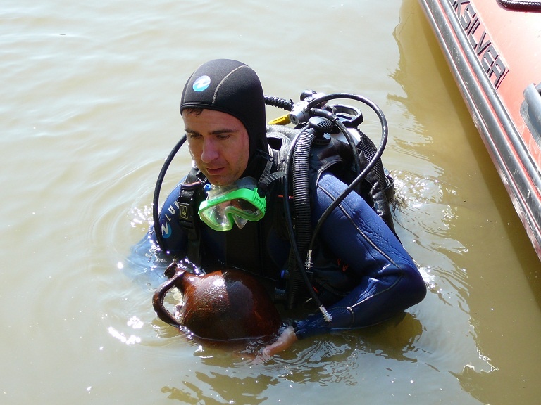 Dr. Tóth J. Attila búvárrégész.