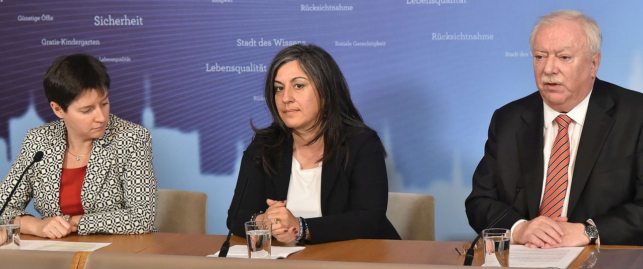 A képen (jobbról balra) Michael Häupl bécsi polgármester, Maria Vassilakou polgármester-helyettes és Sonja Wehsely szociális ügyekért felelős városi tanácsos. (Kép: Christian Jobs / PID)