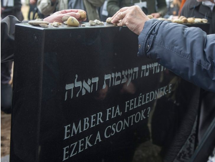 Az emlékezők kavicsot helyeznek el a síremléken a Margit híd felújításánál megtalált emberi maradványok temetésén Budapesten, a Kozma utcai zsidó temetőben 2016. április 15-én. A hídnál hét csontvázra, pontosabban csontmaradványokra, ruhadarabokra és cipőkre találtak a speciális búvárok 2011. június 29-én, amikor kiemelték a második világháborúban felrobbantott híd vízben lévő darabjait. A Mazsihisz kijelentette: 