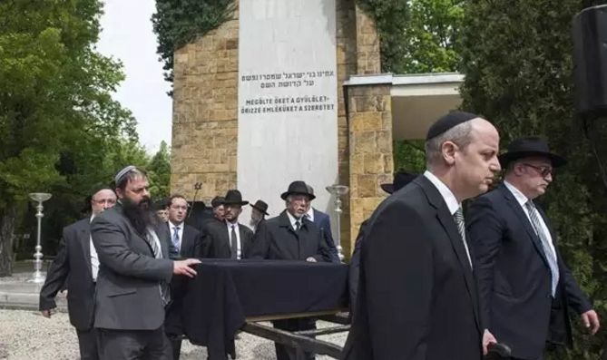 Frölich Róbert országos neológ főrabbi (b), Radnóti Zoltán neológ rabbi (b2), Schőner Alfréd, az Országos Rabbiképző Zsidó Egyetem rektora (k), Verő Tamás neológ rabbi (j2), Deblinger Eduárd, a Magyarországi Autonóm Orthodox Izraelita Hitközség elnöke (j) a Margit híd felújításánál megtalált emberi maradványok temetésén Budapesten, a Kozma utcai zsidó temetőben 2016. április 15-én. (MTI Fotó: Illyés Tibor)