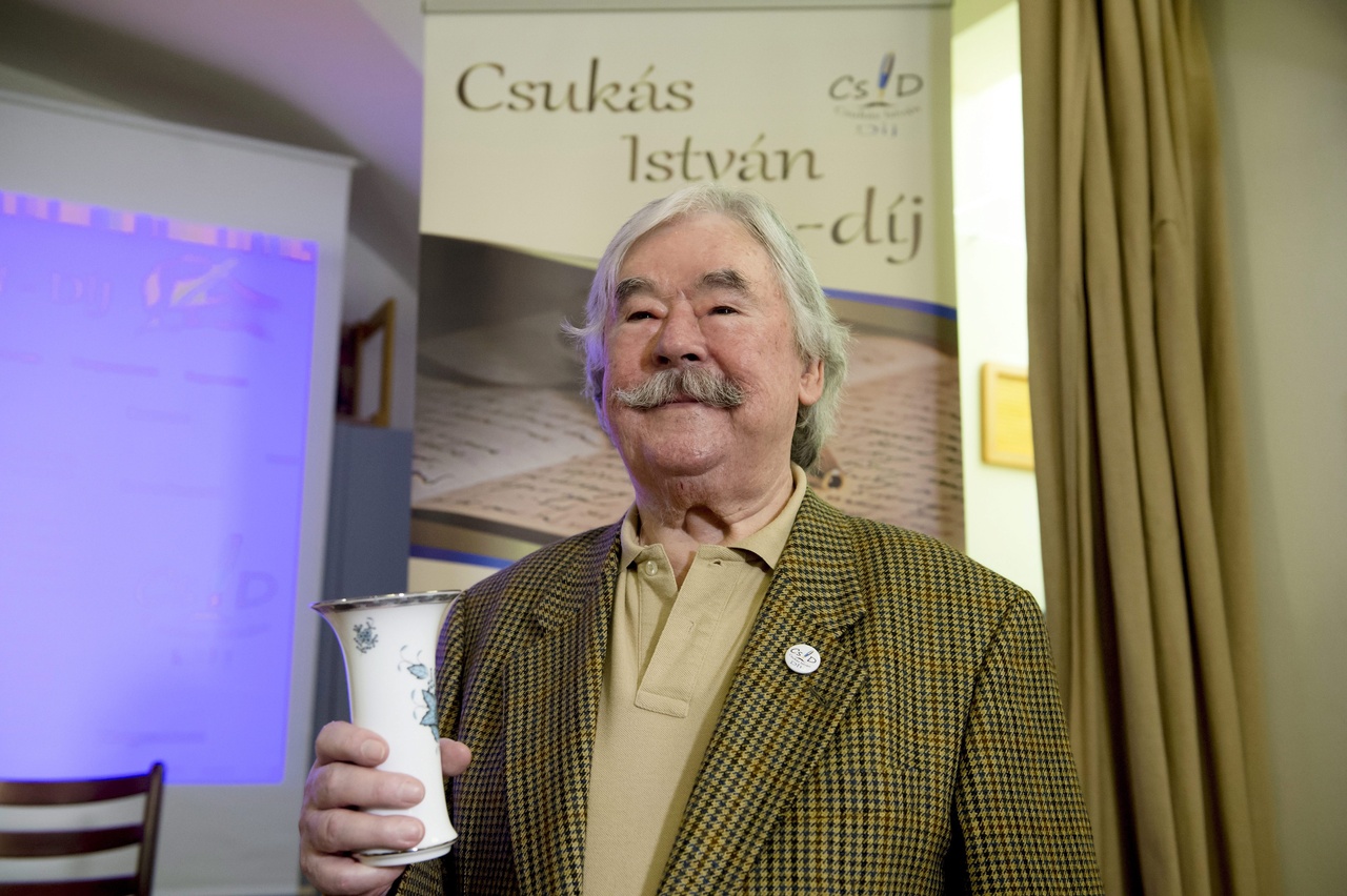 Csukás István Kossuth- és József Attila-díjas költő, író a Csukás István-díj átadóján, ahol köszöntötték 80. születésnapja alkalmából a budapesti Mesemúzeumban 2016. április 7-én. MTI Fotó: Koszticsák Szilárd