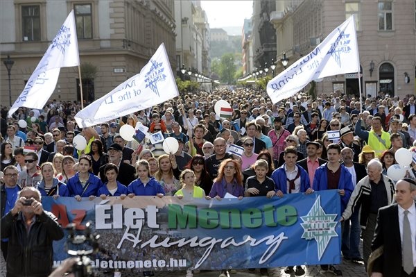 A holokauszt magyarországi áldozatainak emléknapja alkalmából megrendezett Élet menete résztvevői Budapest belvárosában 2016. április 17-én. Az Élet menetét tizennegyedszer tartják meg, hogy a résztvevők felekezeti és politikai hovatartozásra tekintet nélkül együtt róhassák le kegyeletüket a holokauszt áldozatainak emléke előtt, és hitet tegyenek a társadalmi szolidaritás és a demokratikus politikai kultúra mellett. (MTI Fotó: Kovács Tamás)