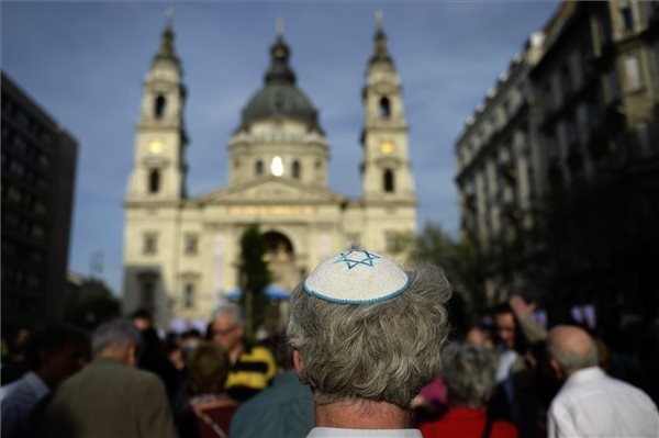 A holokauszt magyarországi áldozatainak emléknapja alkalmából megrendezett Élet menete résztvevői Budapesten, a Szent István-bazilika előtt 2016. április 17-én. Az Élet menetét tizennegyedszer tartják meg, hogy a résztvevők felekezeti és politikai hovatartozásra tekintet nélkül együtt róhassák le kegyeletüket a holokauszt áldozatainak emléke előtt, és hitet tegyenek a társadalmi szolidaritás és a demokratikus politikai kultúra mellett. (MTI Fotó: Kovács Tamás)