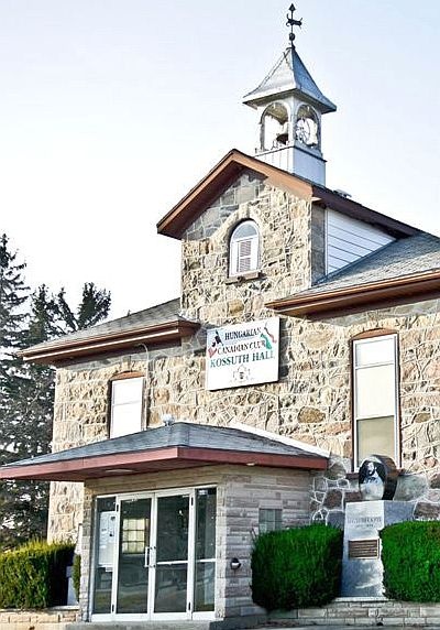 Az ontarioi (Kanada) Kossuth-ház, jobbra a magyar politikus emlékművével.