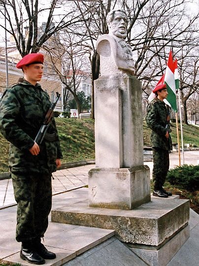 Bolgár katonák tisztelegnek Kossuth emlékművénél.