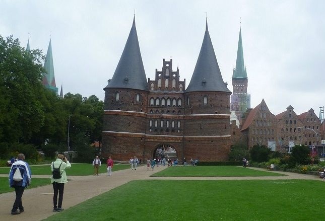 A Holsten-kapu valaha bástyaként védte a települést.