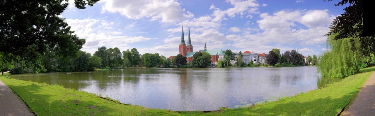 Lübeck-panoráma a Dómmal.