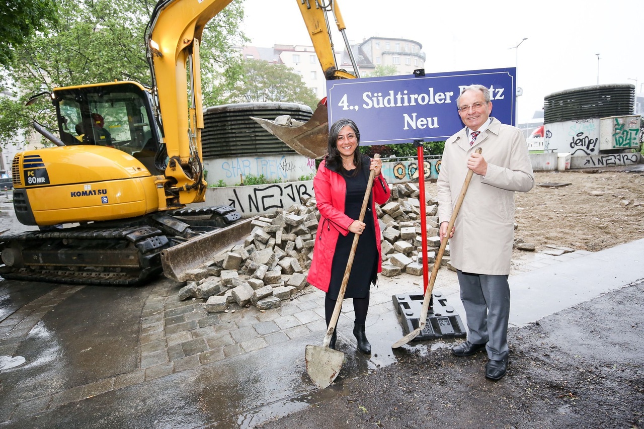 Maria Vassilakou polgármester-helyettes és a 4. kerület elöljárója, Leo Plasch látható a felújítási munkák kezdetekor. (Foto: Furthner/PID)