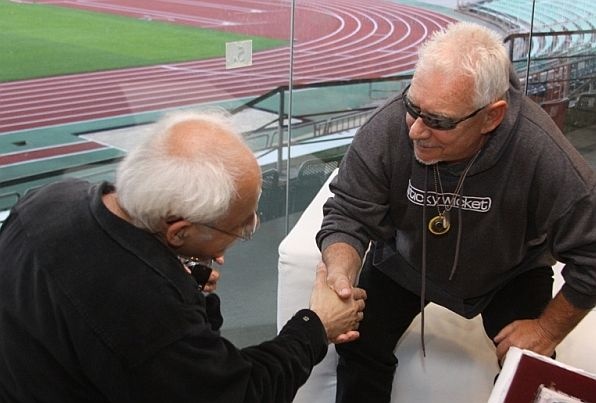 Cikkünk szerzője, Kovács Miklós interjút készít budapesti koncertje előtt Eric Burdonnal.