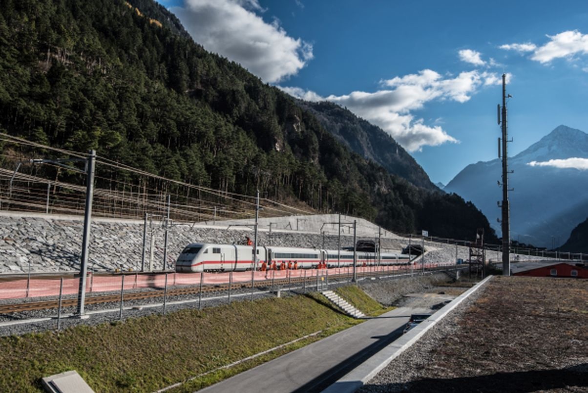 Óránként 275 km-rel száguljó ICE-S szerelvénnyel tesztelték az alagutakat.