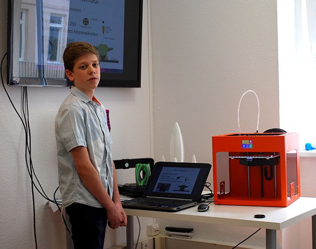 Csobolyó Tamás, a 3D-nyomtatás talán legifjabb szakértője előadásokat tart a technológiáról.