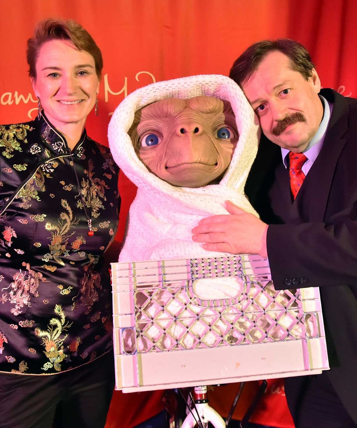 rabella Kruschinski, a Madame Tussauds Wien ügyvezetője és Werner Gruber fizikus, a Bécsi Planetárium vezetője. (Kép: Madame Tussauds Wien)