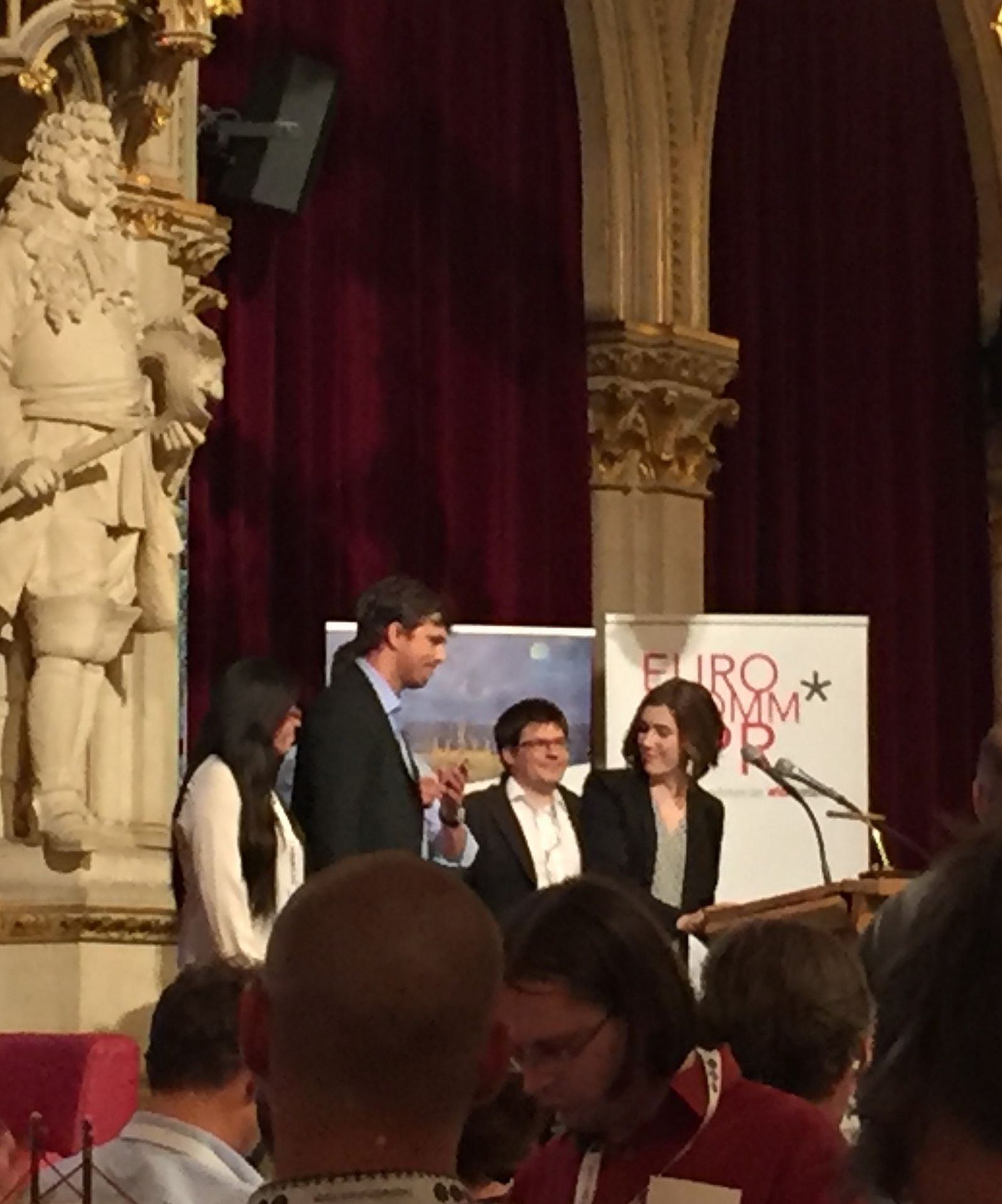 A Panama-iratokat nyilvánosságra hozó újságírócsoport képviselői átveszik a Data Journalism Awardot. (Kép: Eurocomm-PR)