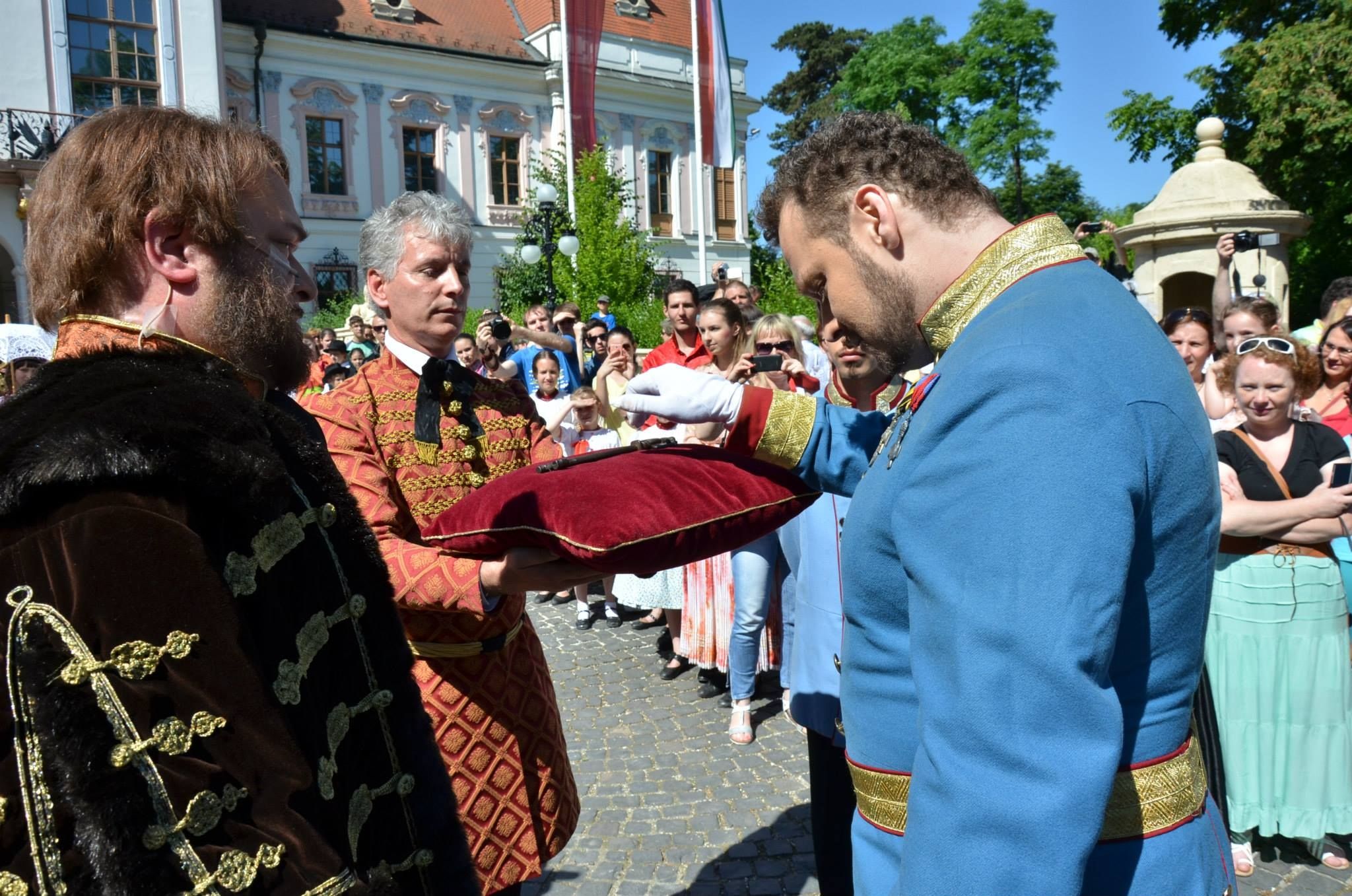 Az uralkodó átveszi a kastély kulcsát.