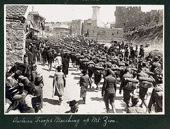 Az osztrák-magyar katonai egység bevonulása Jeruzsálembe.