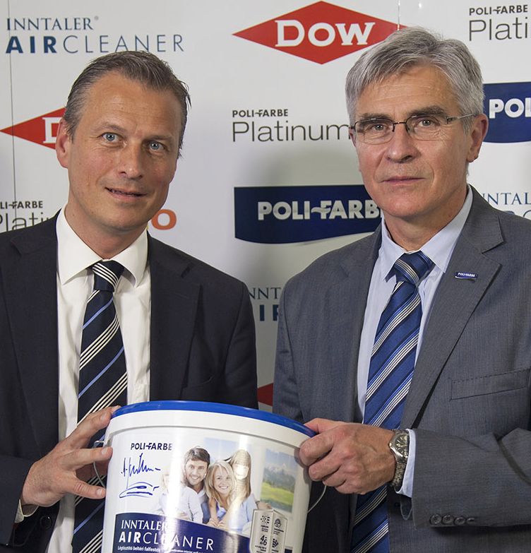 Nicolas Spillmann, a DOW európai kereskedelmi igazgatója és Szabó Antal, a Poli-Farbe ügyvezető igazgatója a megállapodás aláírása után.