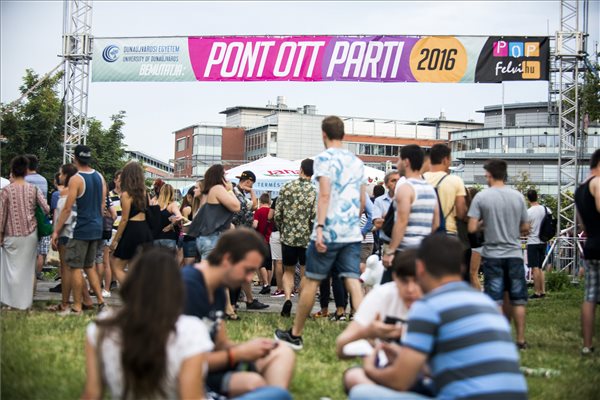 Érdeklődők a Pont Ott Parti hivatalos ponthatárváró rendezvényen a budapesti Infoparkban július 26-án. MTI Fotó: Marjai János