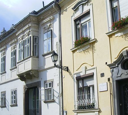 Győr, történelmi városmag: itt aligha kínálnak albérletet, eladó ingatlant.